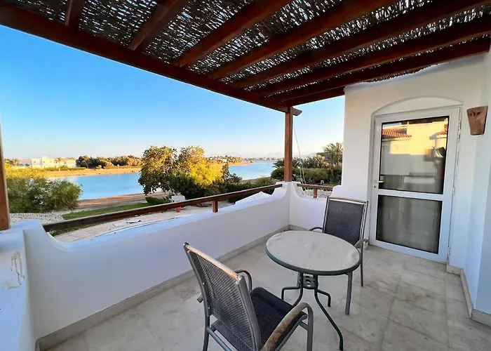 White 4 Bedroom Elgouna Heated Pool Villa Gurdaka