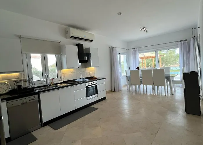White 4 Bedroom Elgouna Heated Pool Villa Gurdaka