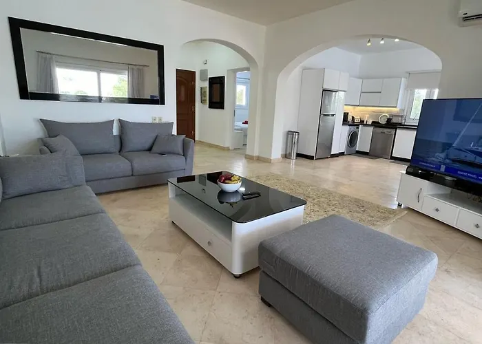 White 4 Bedroom Elgouna Heated Pool Villa Gurdaka