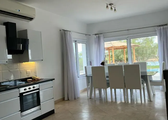 White 4 Bedroom Elgouna Heated Pool Gurdaka