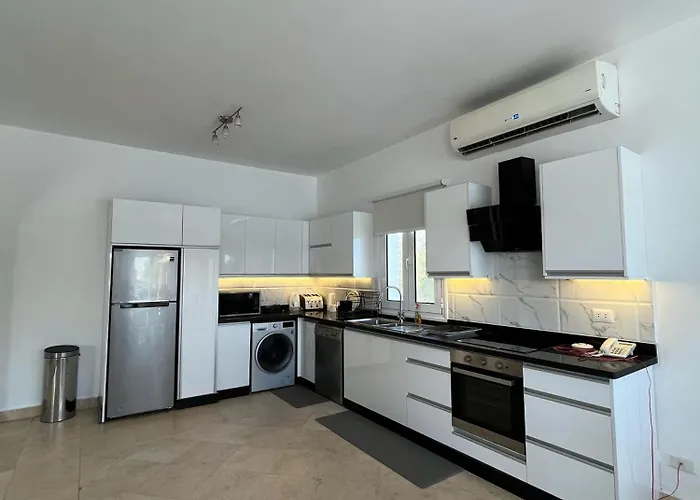 White 4 Bedroom Elgouna Heated Pool Villa *