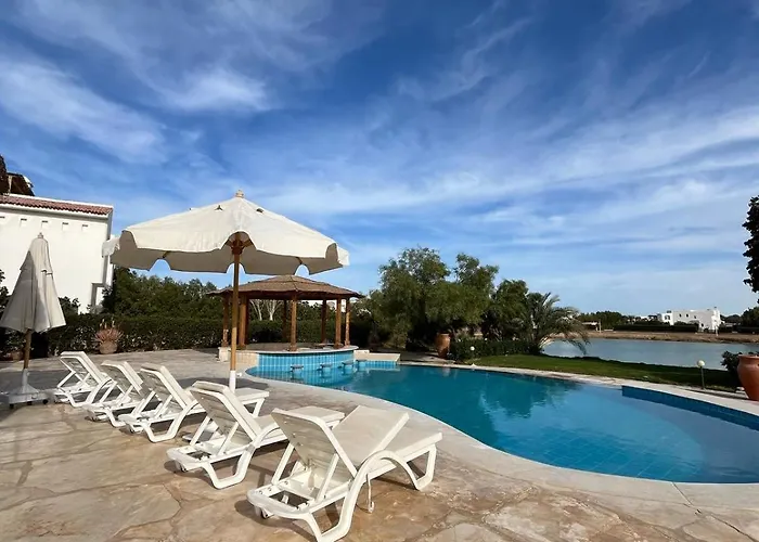 White 4 Bedroom Elgouna Heated Pool Gurdaka