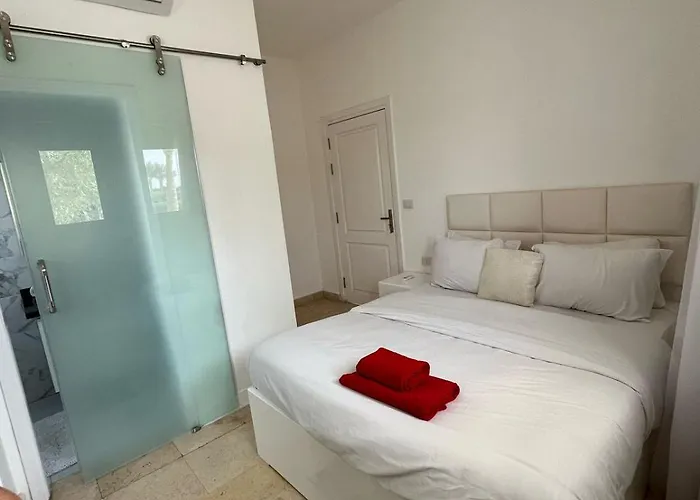 Villa White 4 Bedroom Elgouna Heated Pool