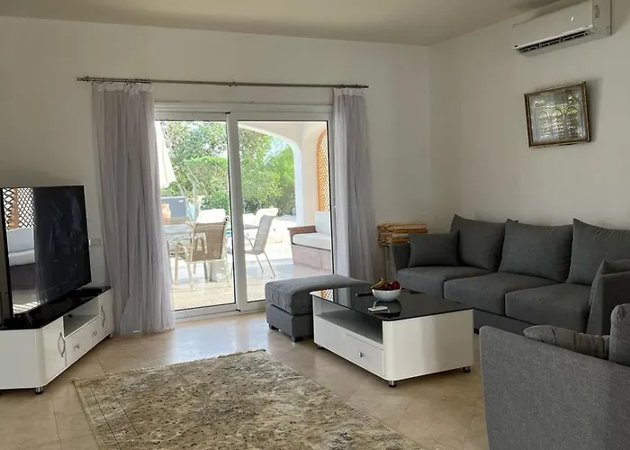 White 4 Bedroom Elgouna Heated Pool Villa Gurdaka