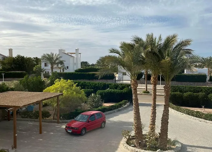 White 4 Bedroom Elgouna Heated Pool Villa Gurdaka